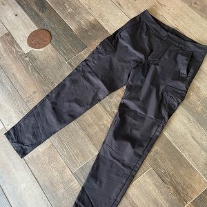 Lululemon Cargo Men’s Pant size 32- Excellent Cond